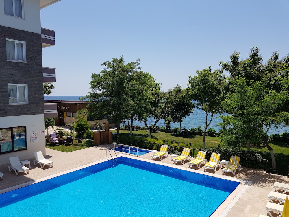Triple Room, Multiple Beds, Balcony, Sea View photo 3