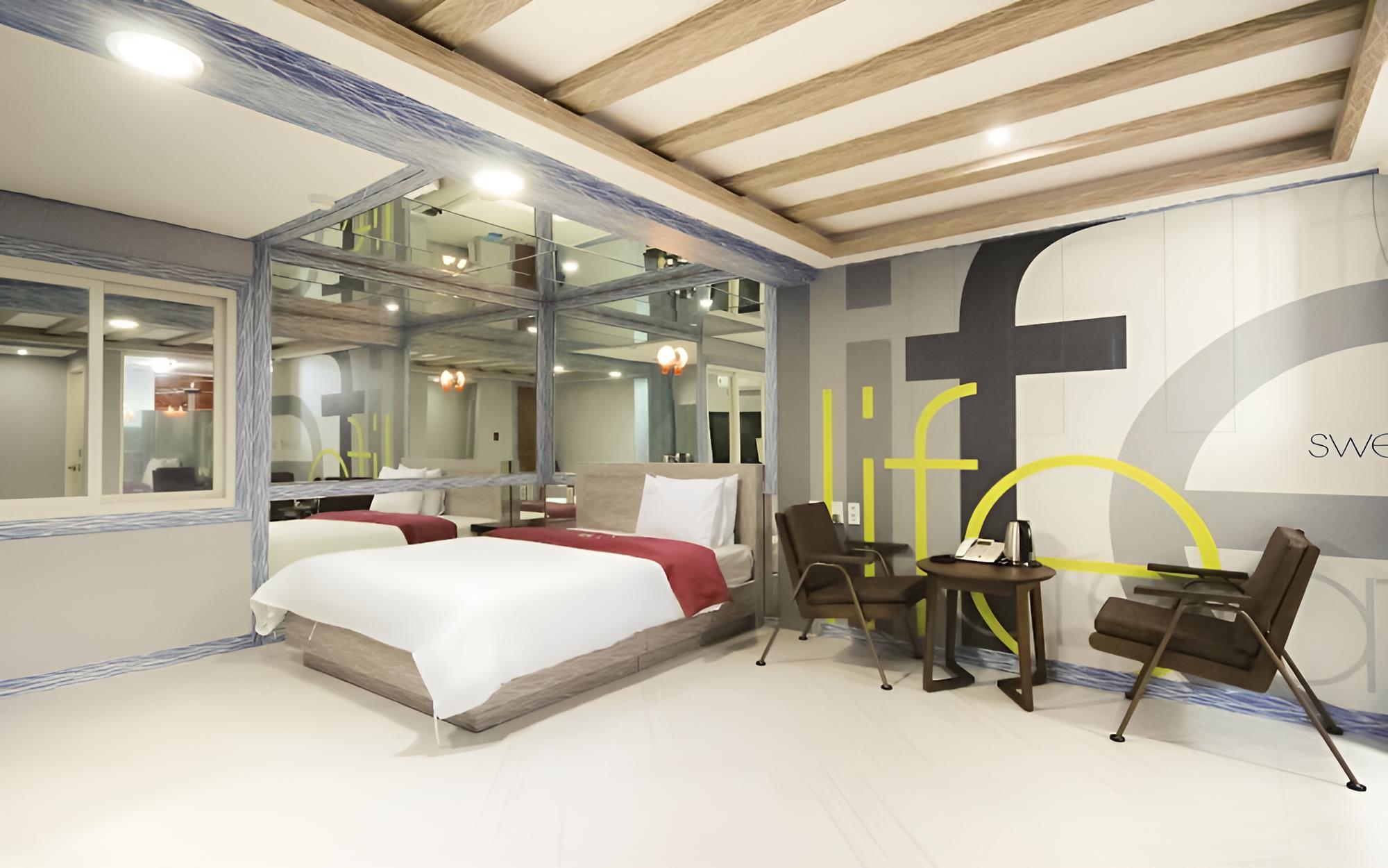 Room (Premium-mirror room (100% disinfectio) photo 1