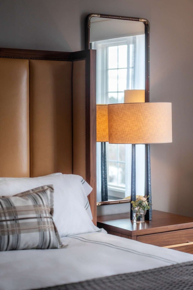 Suite, 1 King Bed, Corner photo 3