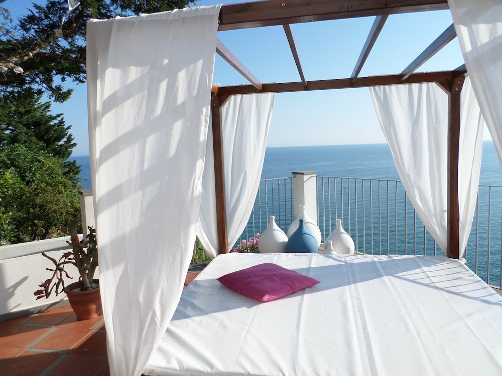 Double Room, 1 Double Bed, Private Bathroom, Oceanfront photo 3
