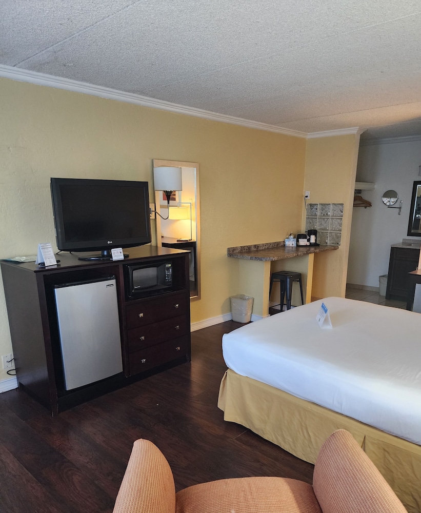 Standard Room, 1 Queen Bed, Non Smoking photo 2