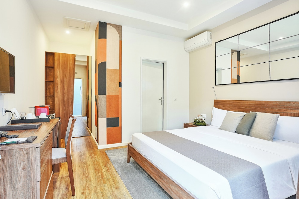 Standard Double Room, 1 Queen Bed, Non Smoking, Courtyard View