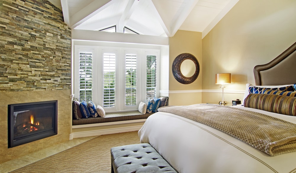 Deluxe Room, 1 King Bed, Fireplace