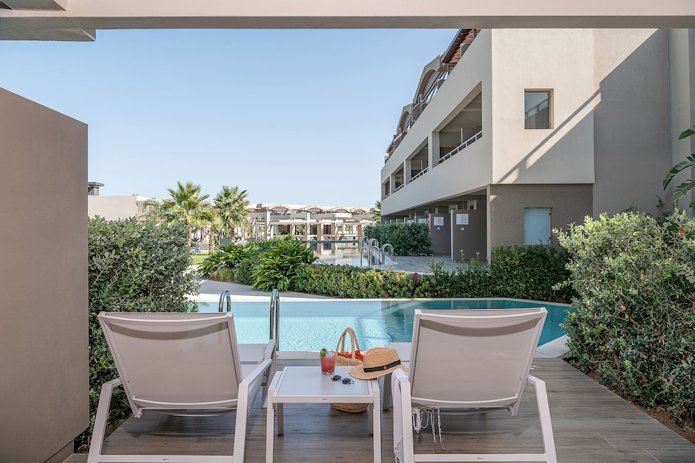 Classic Room, Pool Access
