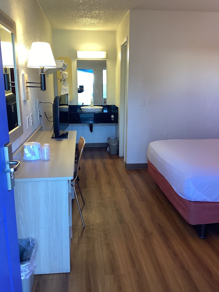 Deluxe Room, 1 Queen Bed, Non Smoking, Refrigerator