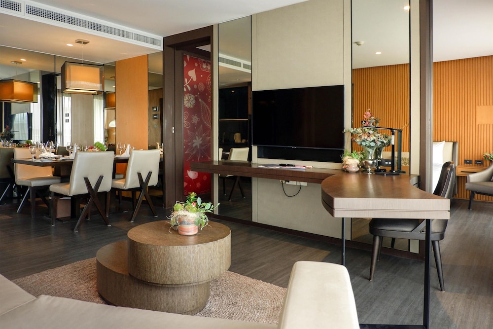 Deluxe Suite, 1 King Bed, Non Smoking, Balcony photo 3