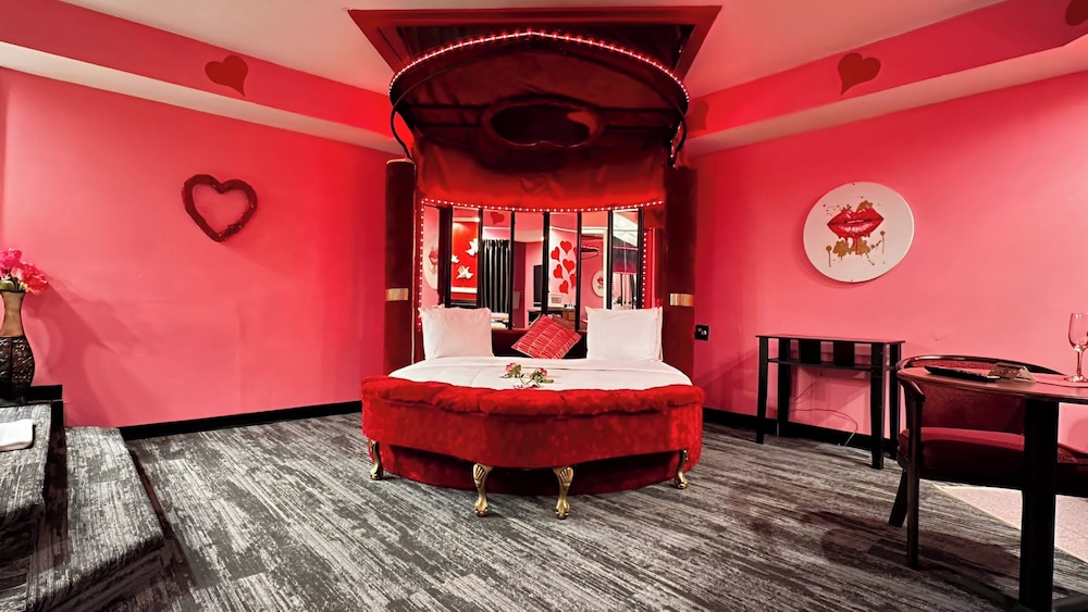 Sweetheart Romantic Suite with Jacuzzi and Fireplace