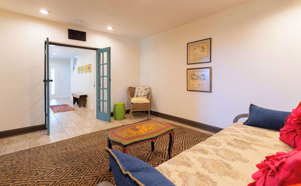 House, Multiple Beds, Hot Tub, Garden View (Willie's Hill Country)