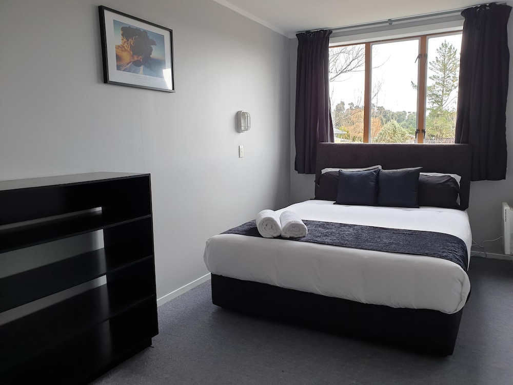 Double Room, 1 Queen Bed, Shared Bathroom photo 3
