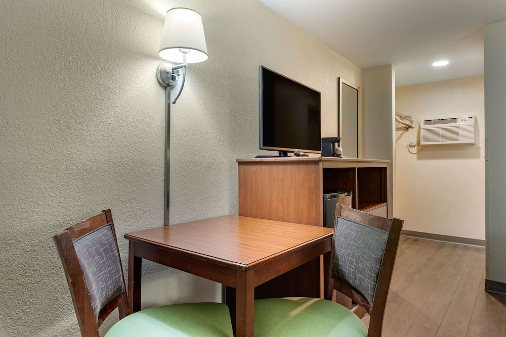 Standard Room, 2 Double Beds, Non Smoking (No Pets) photo 3