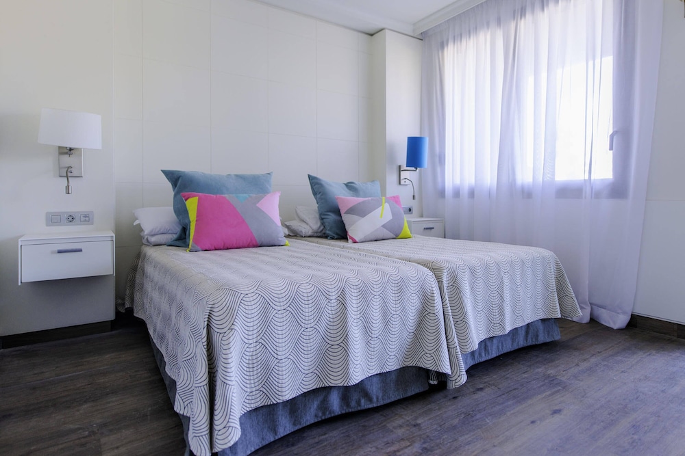 Double Room, Pool View (3 adults)