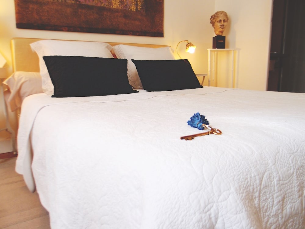 Double Room (Le Baiser)
