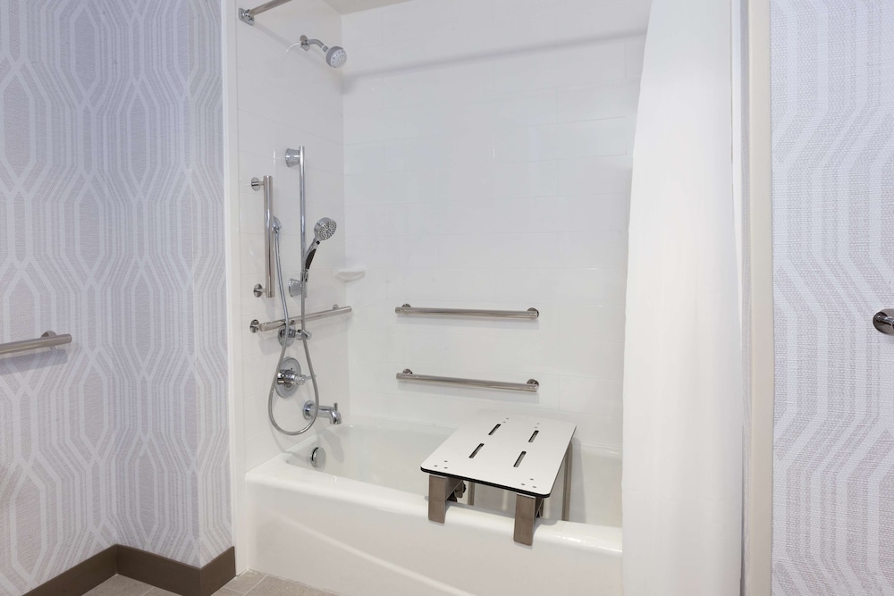 Room, 1 King Bed, Accessible, Non Smoking (Hearing) - Photo 2
