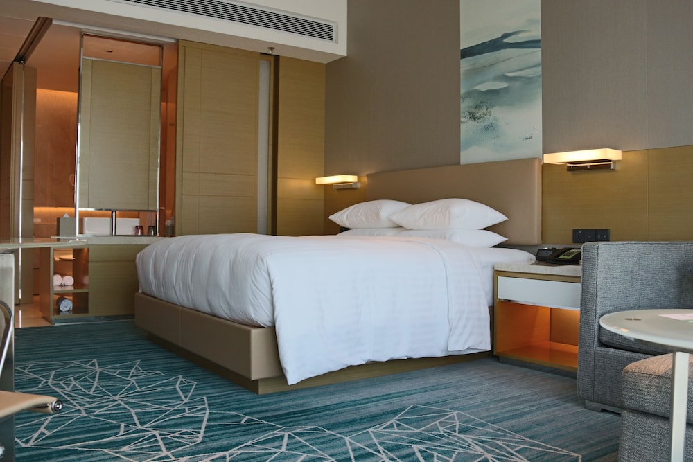 Premier Room, 1 King Bed photo 3