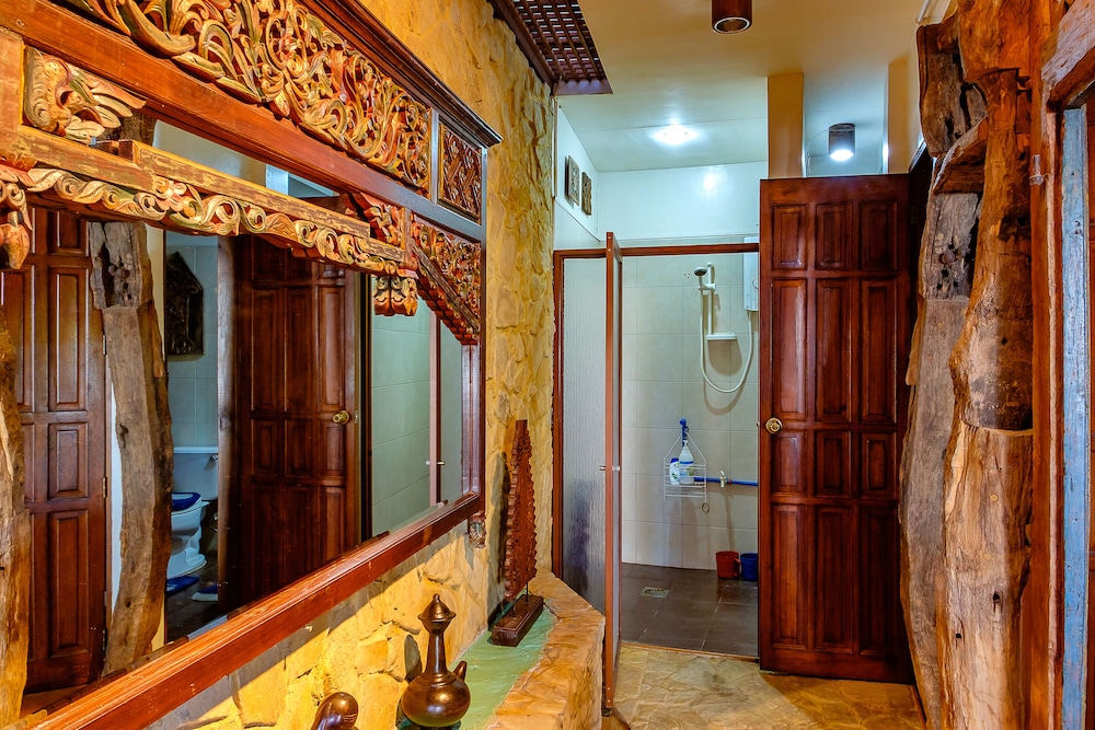 Family Room, Private Bathroom photo 2