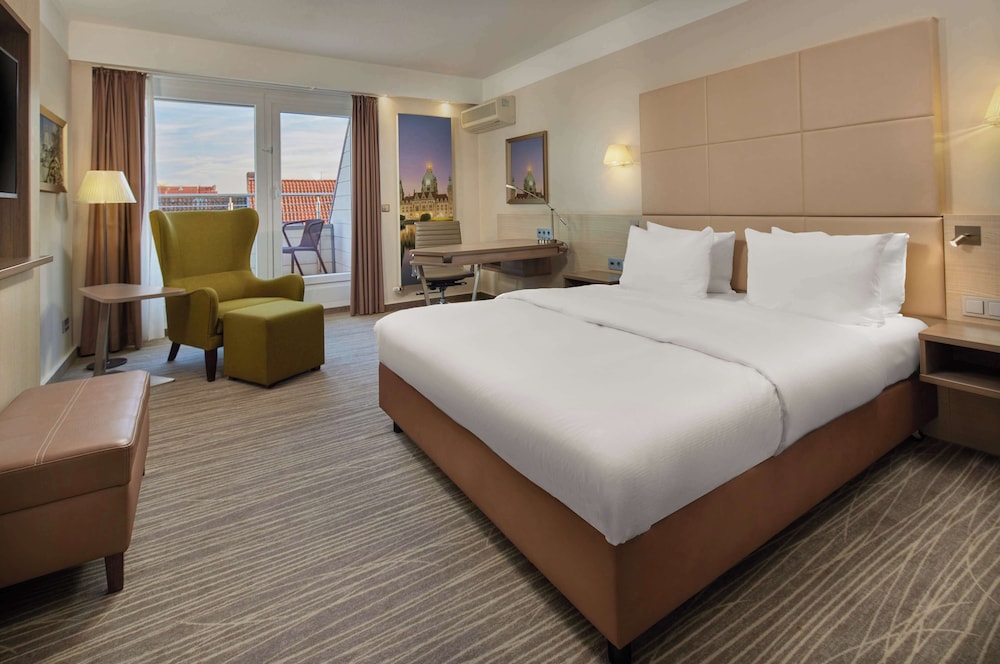 Room, 1 Queen Bed, Balcony - Photo 1