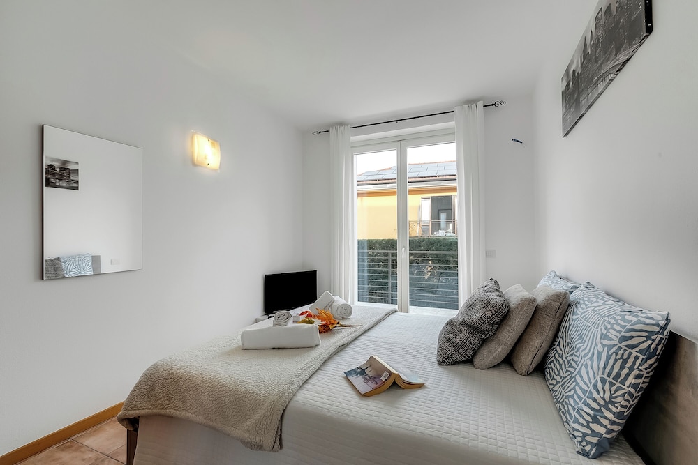 Family Apartment, Multiple Bedrooms (Residence Due Laghi)