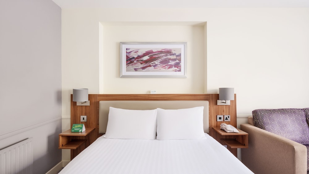 Standard Room, 1 Queen Bed with Sofa bed - Photo 8