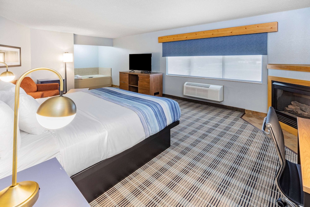 Suite, 1 King Bed, Non Smoking photo 1