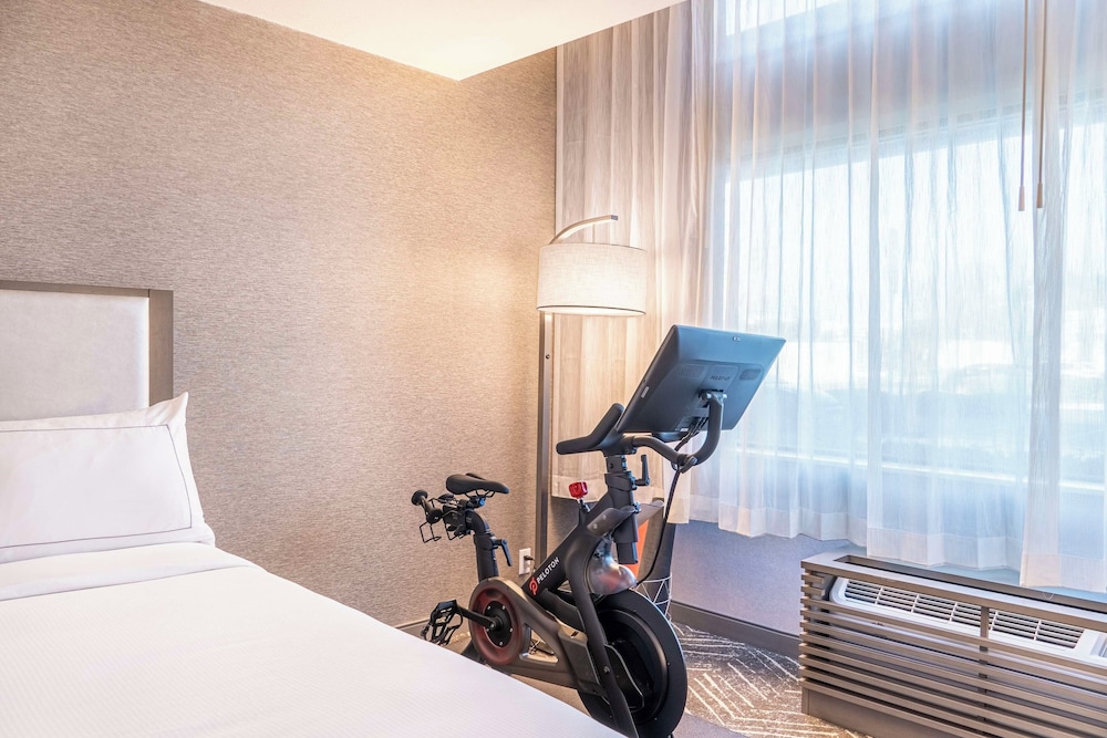 Standard Room, 1 King Bed (Spin Bike) photo 2