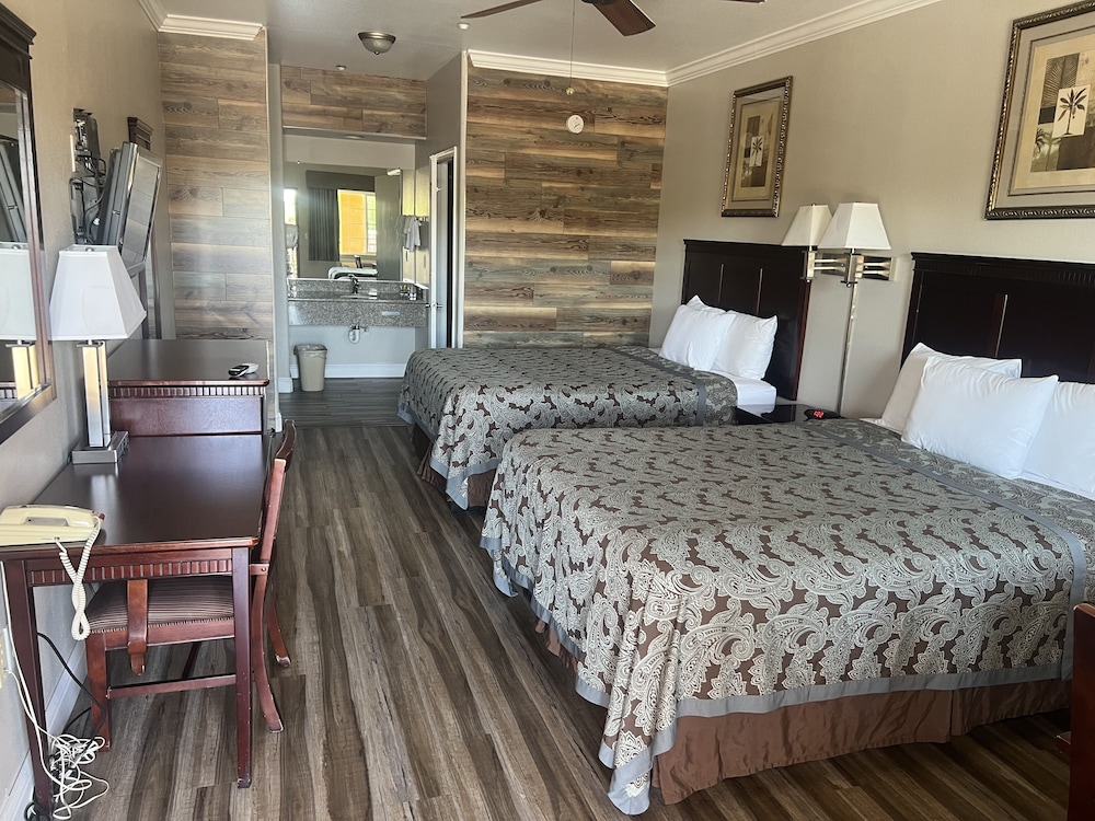 Deluxe Room, 2 Queen Beds - Photo 4