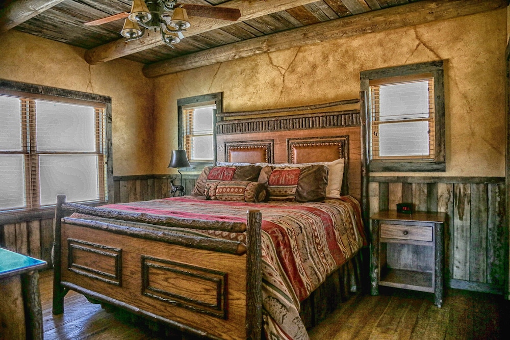 Cabin (The Bear's Den) photo 1