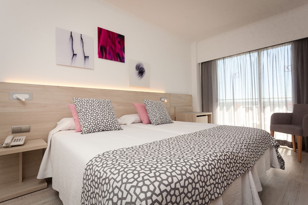 Habitación Doble Estándar, Balcón (2 Adultos + 1 Niño)