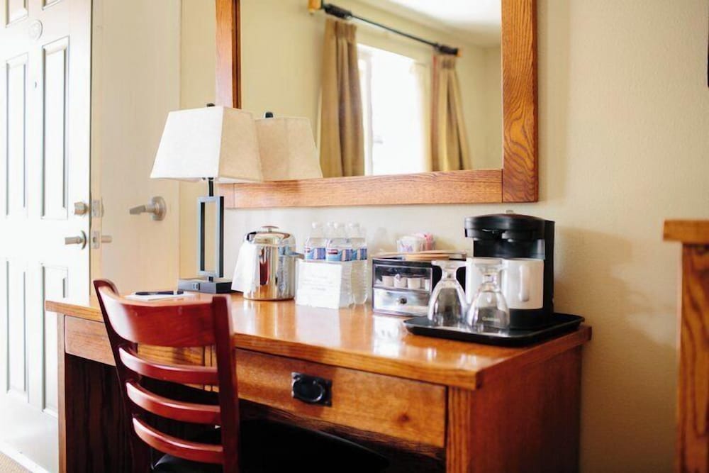 Deluxe Room, 1 King Bed, Non Smoking, Balcony photo 2