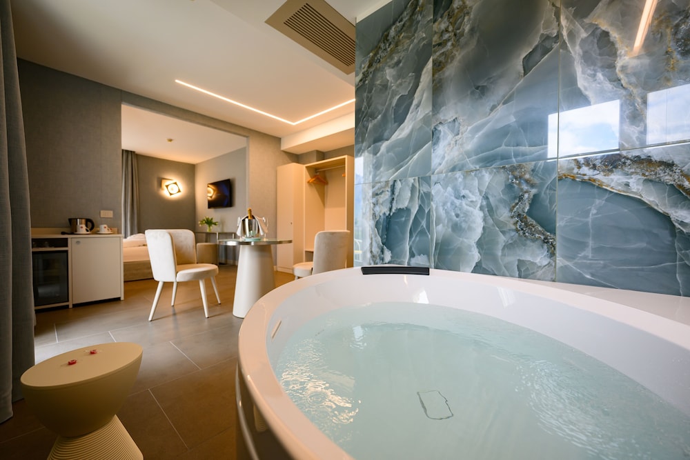 Luxury Suite, Hot Tub