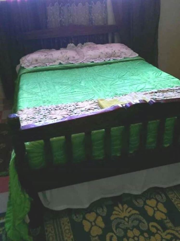 Bed & Sleeping Area