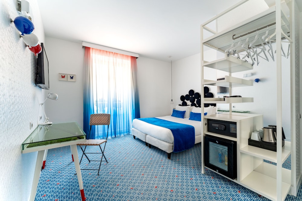 Superior Double Room, includes soft minibar, courtesy tray, digital press photo 1