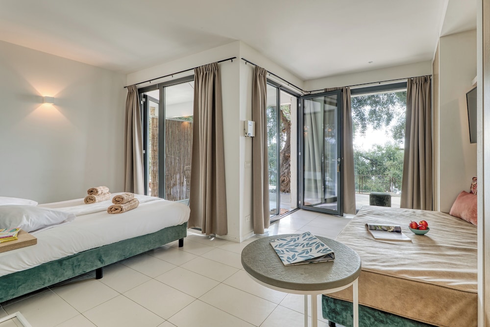 Luxury House, Multiple Bedrooms, Sea Facing (Boutique Pool Apt. Balzi Rossi - Roma)