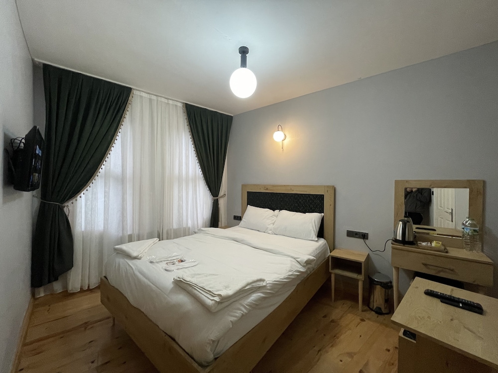 Standard Room, 1 Queen Bed, Non Smoking photo 2