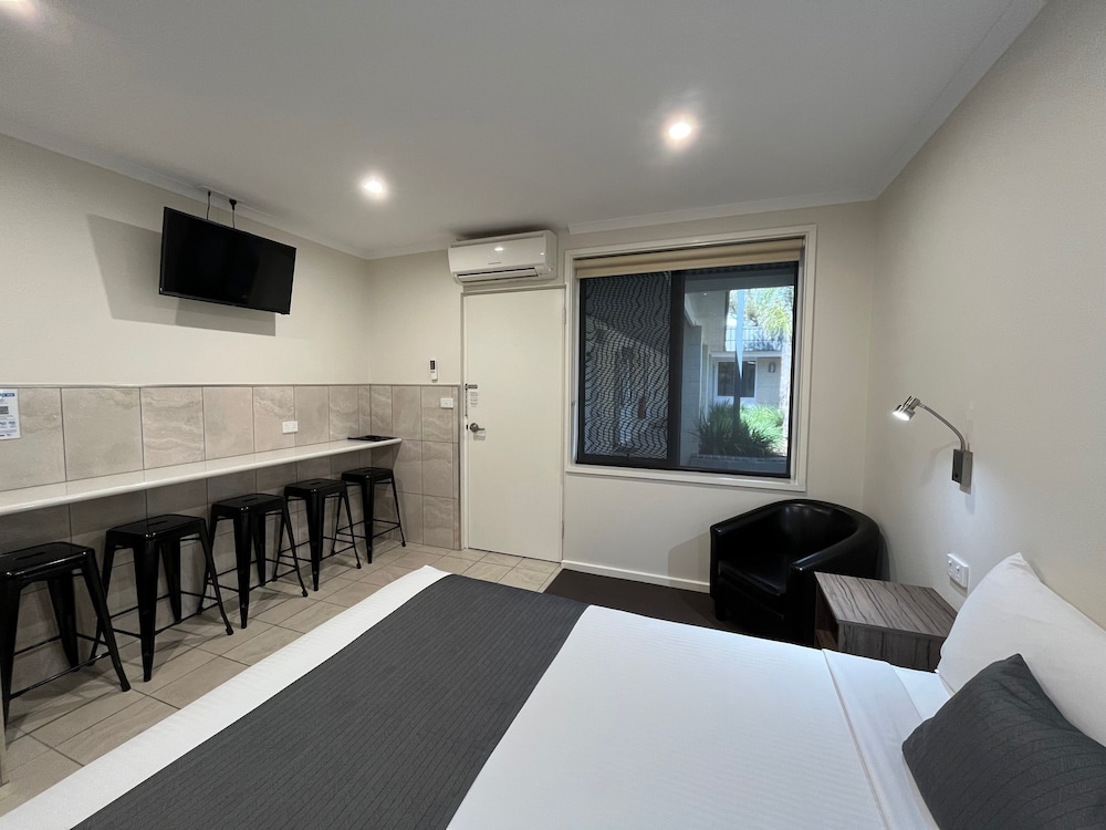 Superior Deluxe Family Room - 2 room with kitchenette photo 2