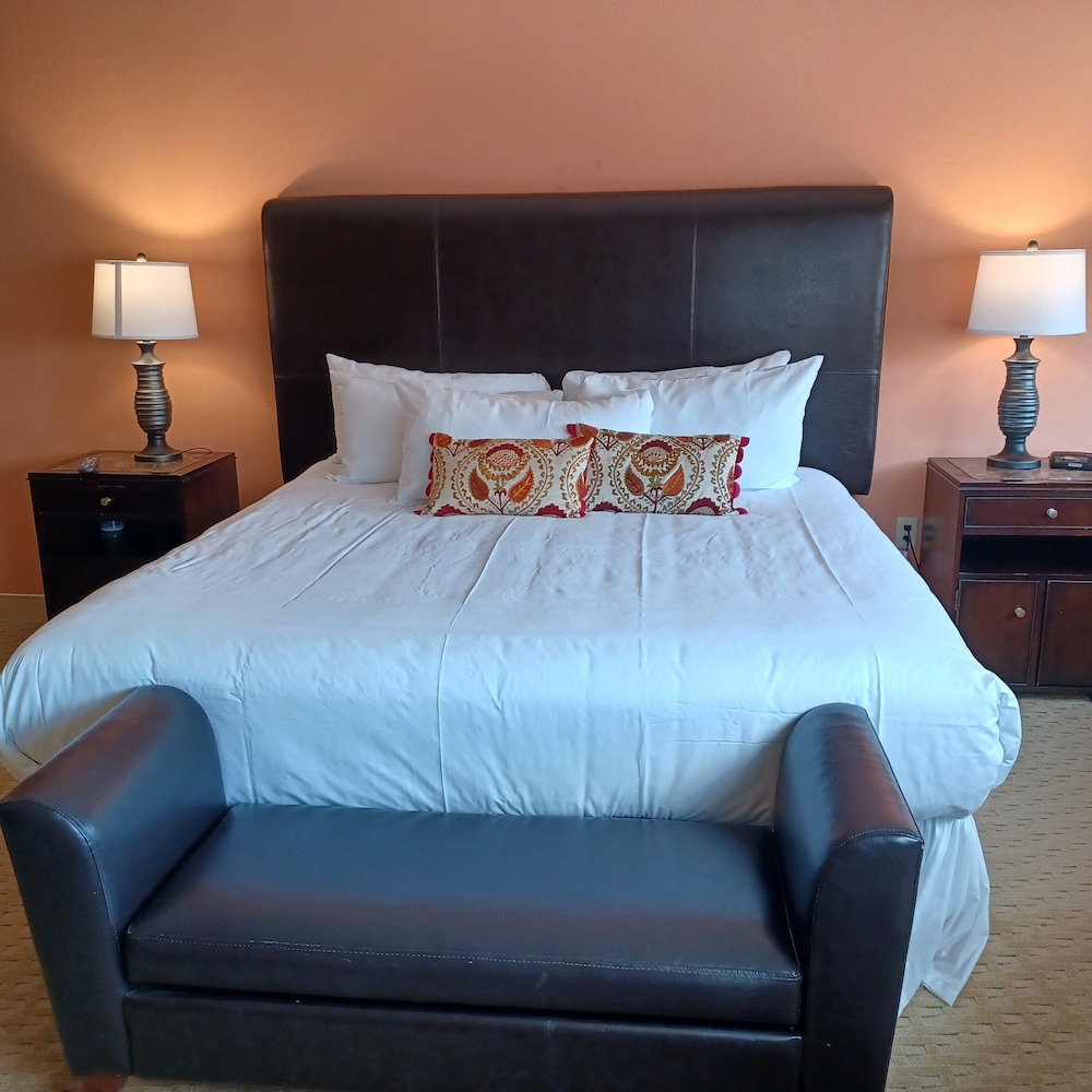 Deluxe Room, 1 King Bed with Sofa bed, Jetted Tub, City View