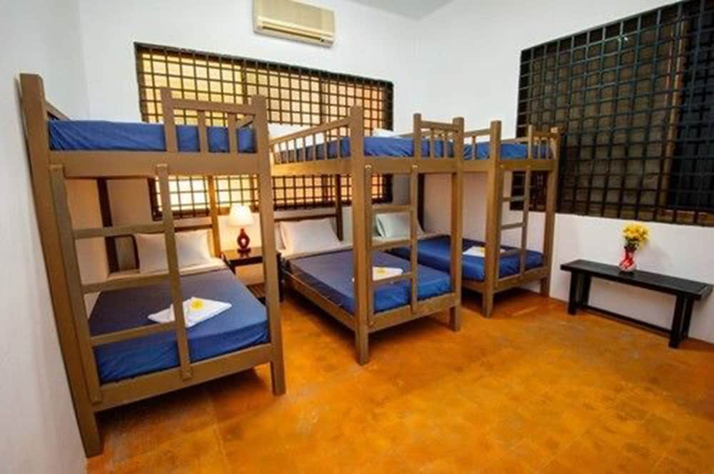 Bed in 6-Bed Female Dormitory Room photo 3