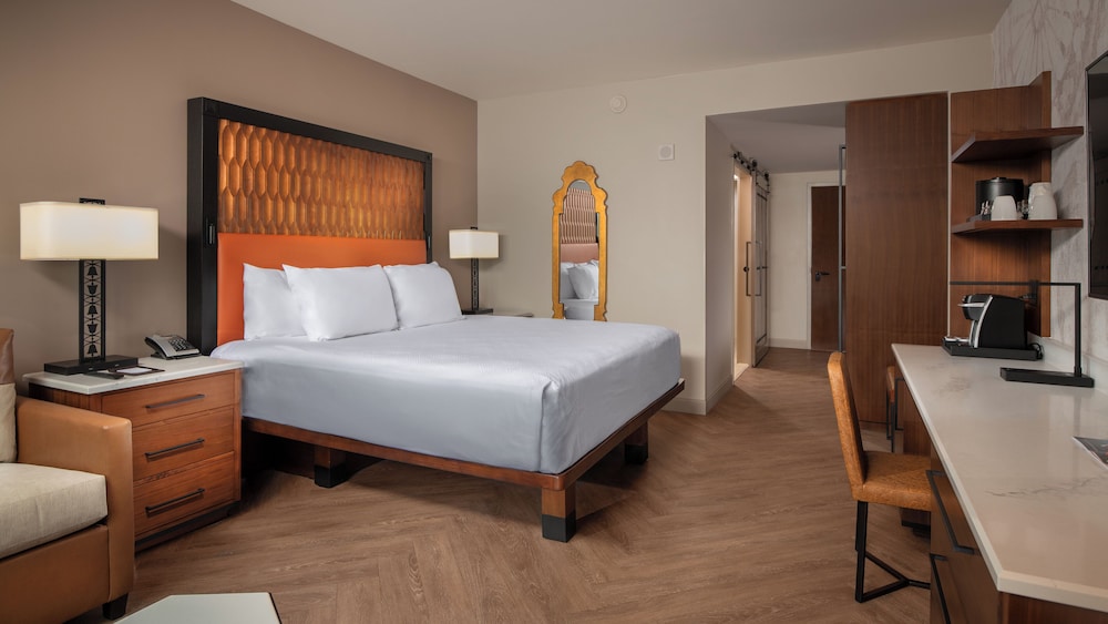 Tower - Resort View - King Bed. Wheelchair accessible with roll-in shower and option for hearing acc - Photo 1