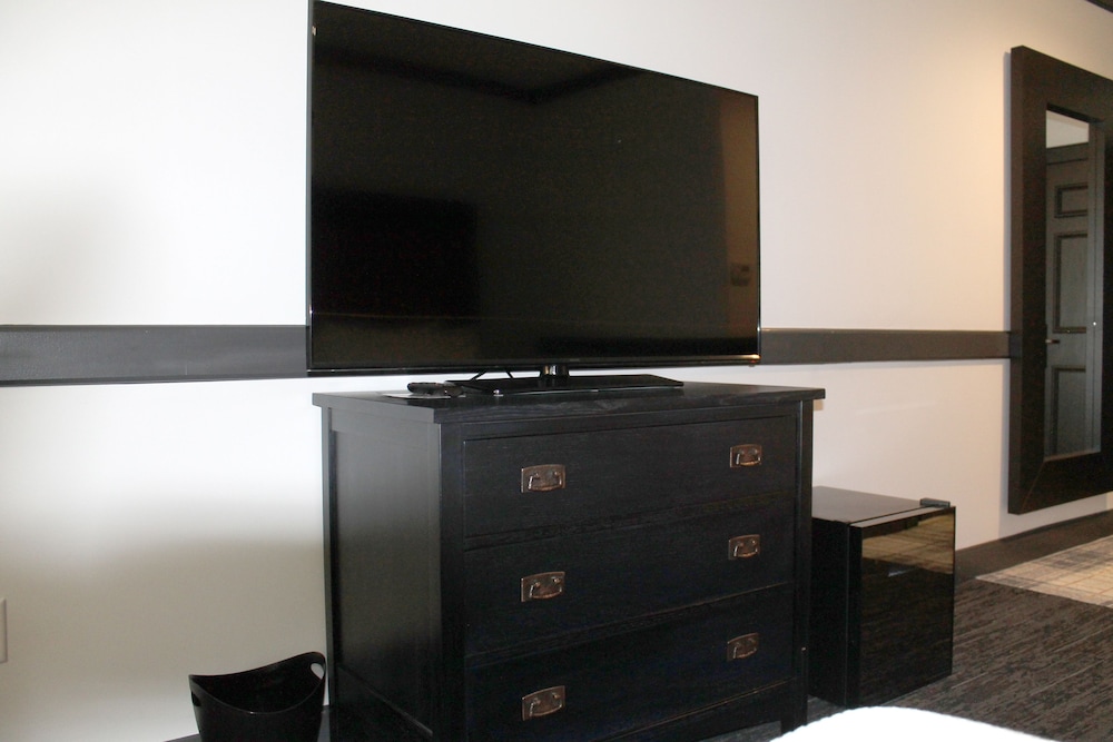 Signature Suite, 1 King Bed - Photo 2