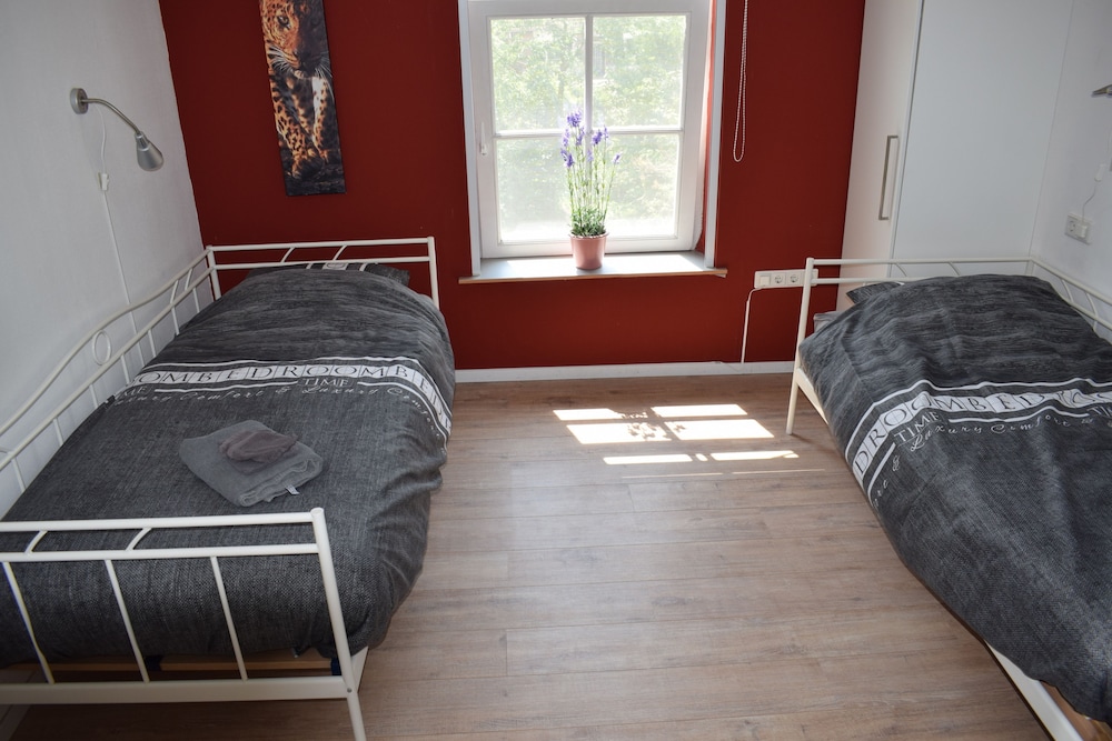 Basic Double Room, 2 Twin Beds, Shared Bathroom photo 1