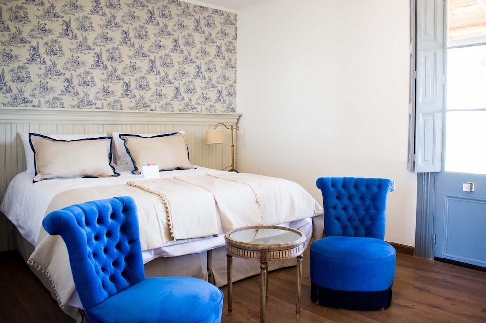 Deluxe Room 1 king bed photo 1