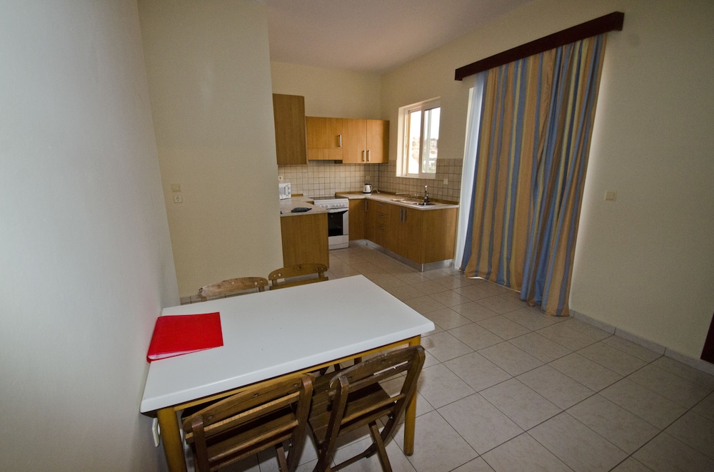 Family room with kitchenette photo 2