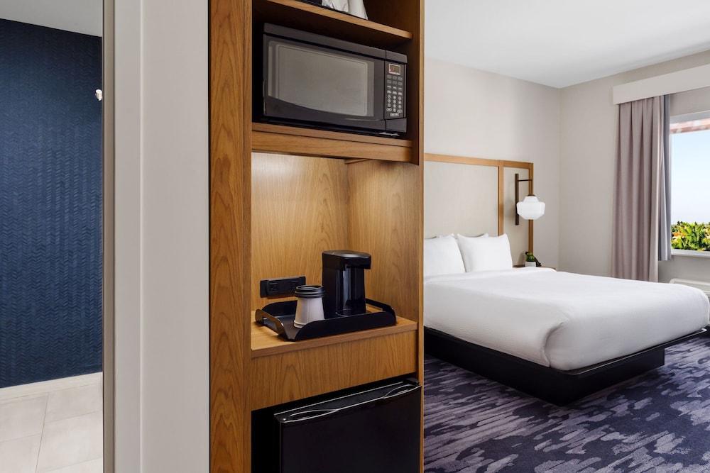 Room, 1 King Bed (Mobility Accessible, Tub) - Photo 3