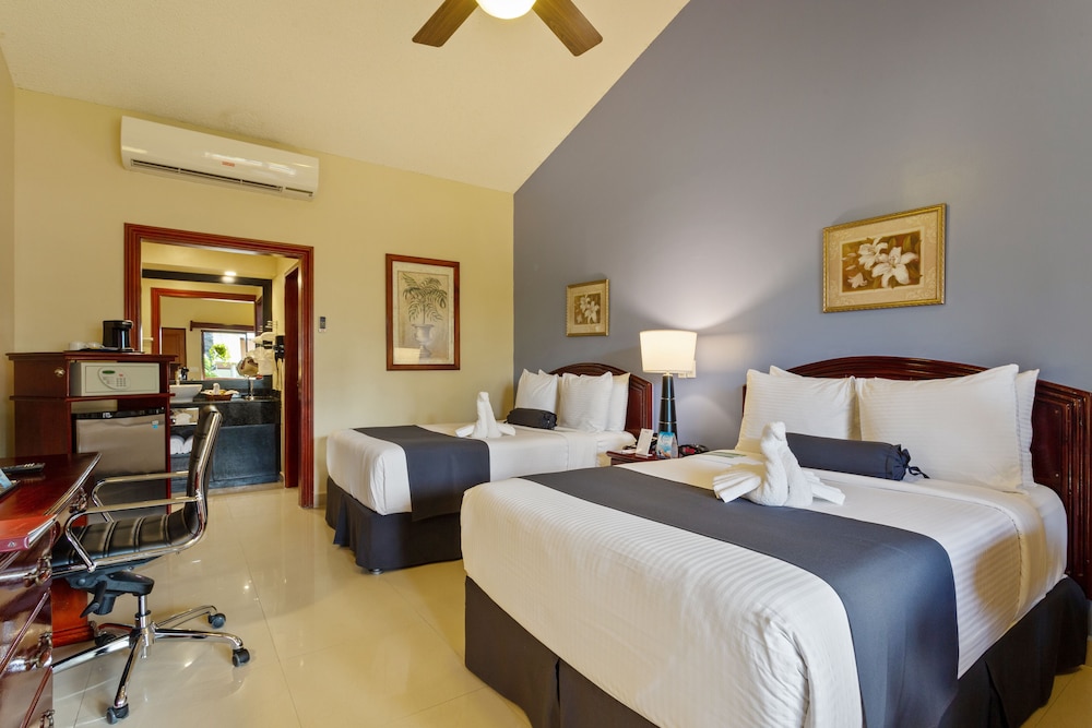 Standard Room, 2 Queen Beds, Non Smoking - Photo 4