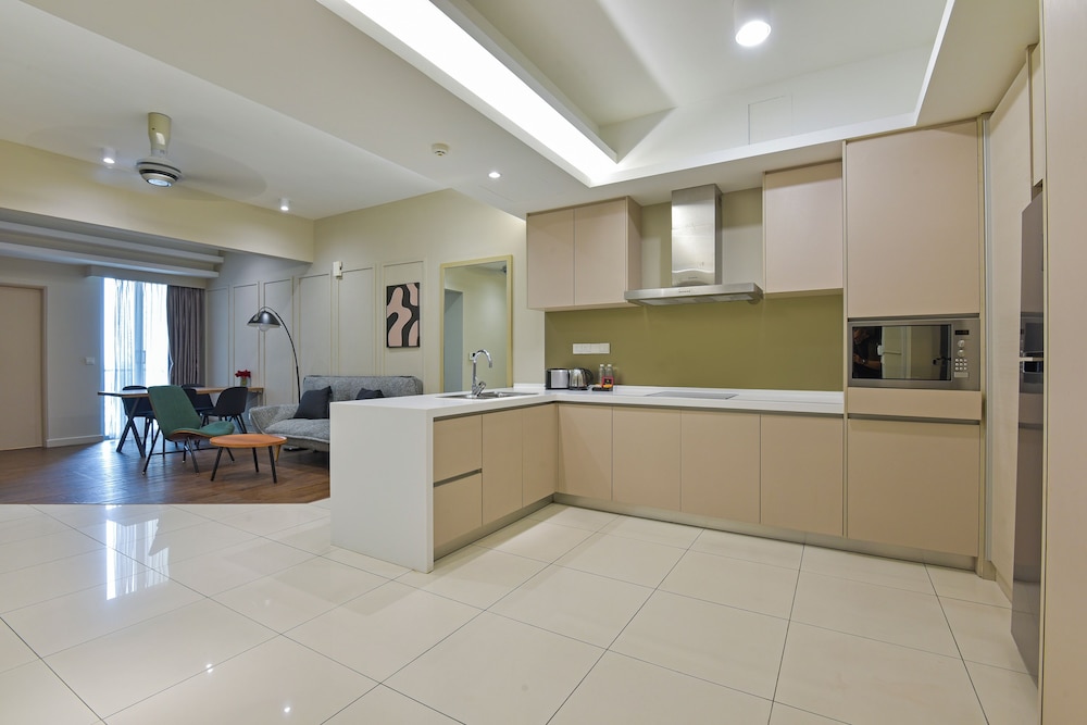 One Bedroom Suite Trendy thumbnail 5