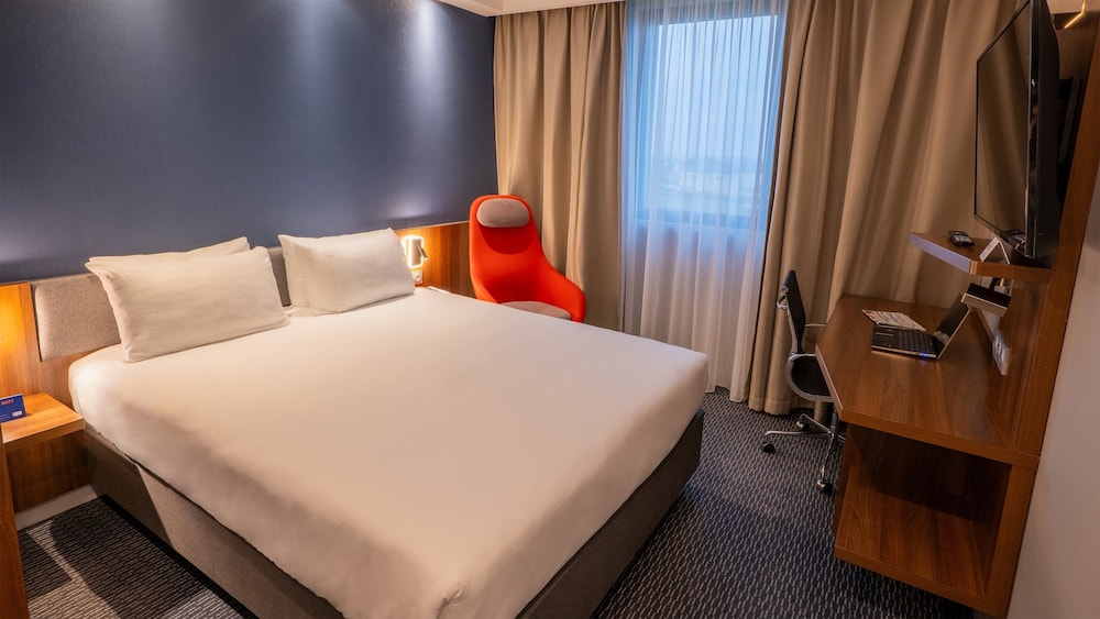 Standard Room, 1 Queen Bed (Free Breakfast) photo 2