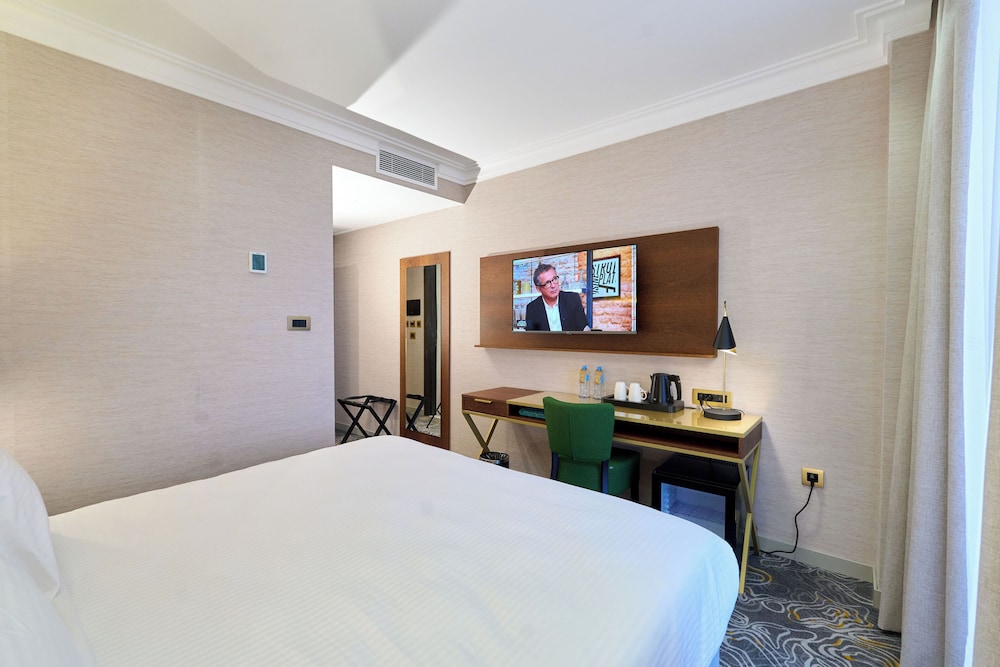 Basic Double Room, 1 King Bed, Sea View