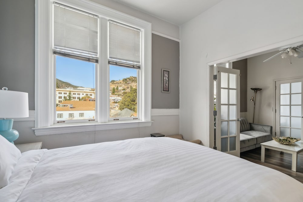 Suite 301 (Not Pet Friendly) photo 3