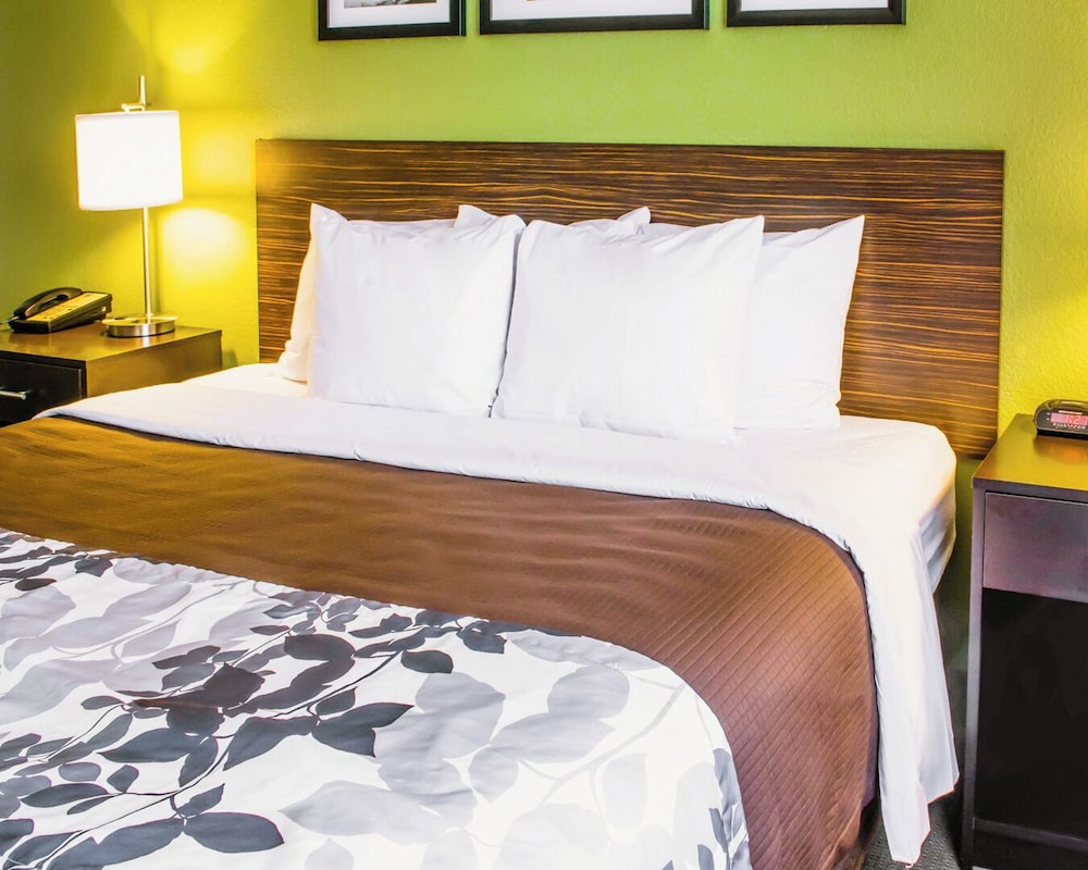 Honeymoon Room, 1 King Bed, Non Smoking, Hot Tub photo 3