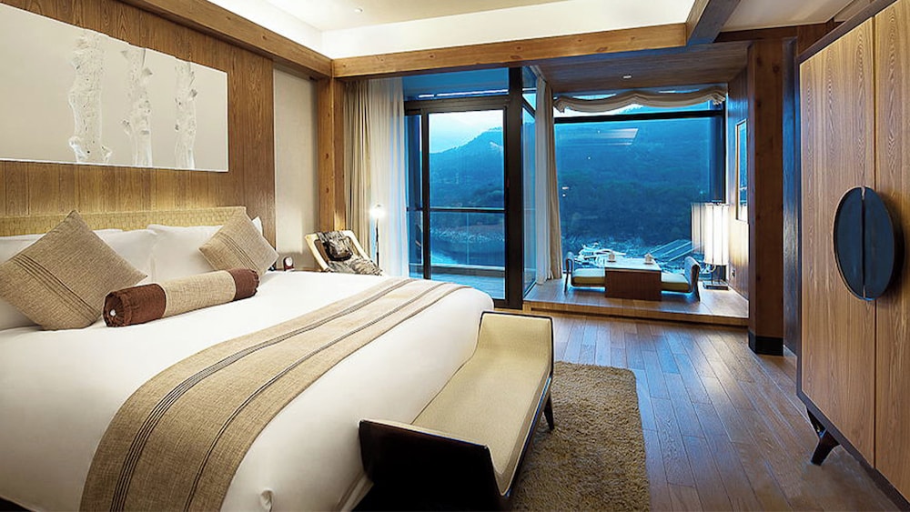 Suite, 1 King Bed, Lake View