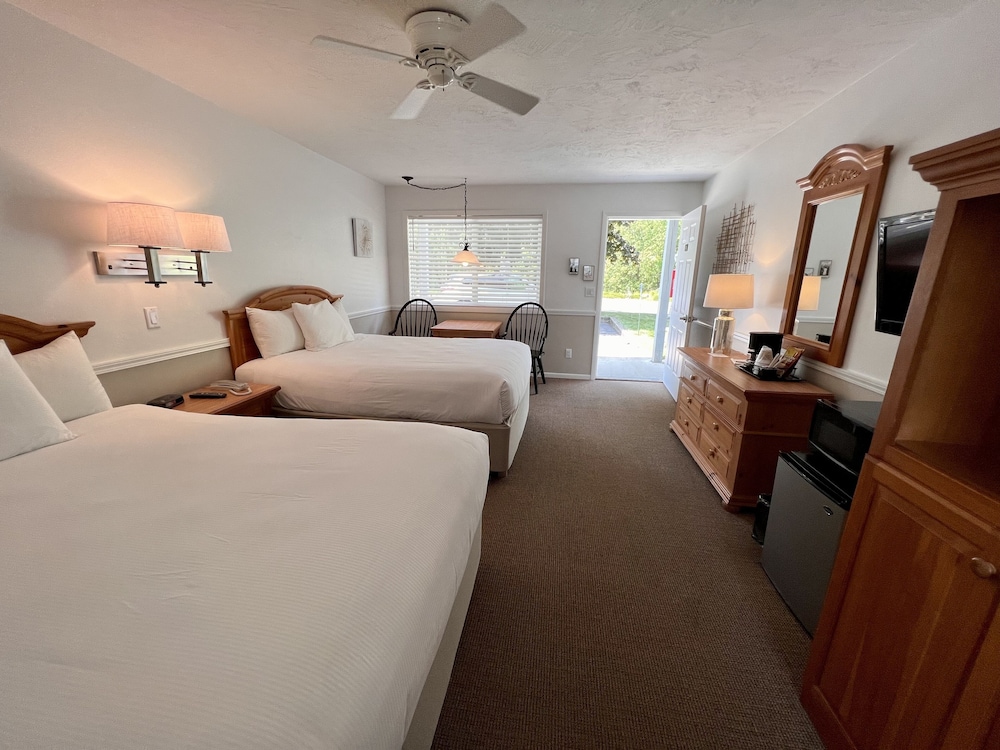 Standard Room, 2 Queen Beds, Non Smoking (Shower Only) photo 2